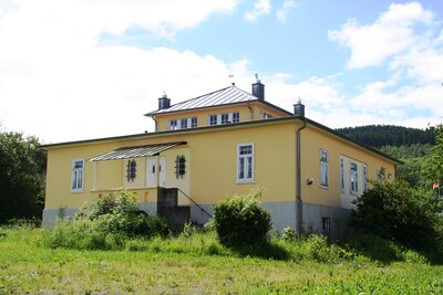 Bild vergr��ern: Der architektonische Zwilling des Bauhaus-Weltkulturerbes Haus am Horn in Weimar, das Landhaus Ilse am Burbacher Erzweg, wird saniert.