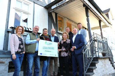 Bild vergr��ern: Freuen sich �ber die F�rderzusage (v.l.n.r.): Regionalmanagerin Stefanie Schmidt, Heimatvereinsvorsitzender Volker G�rke, Kristina B�sch (Heimatverein), B�rgermeister Christoph Ewers, LEADER-Regionalvereinsvorsitzende Roswitha Still, Achim Sahm (Heimatverein), Sparkassenvorstand Christian Roth und Architekt Philipp Halbach.