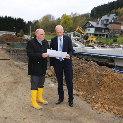 Bild vergr��ern: Baufachbereichsleiter Thomas Leyener (li.) und B�rgermeister Christoph Ewers sind optimistisch, dass in diesem Jahr noch im modernisierten Burbacher Freibad gebadet werden kann.