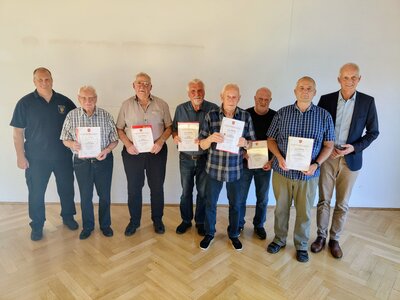 Bild vergr��ern: Thorsten Schneider (l.), Leiter der Feuerwehr Burbach, und B�rgermeister Christoph Ewers (r.) ehrten Karl-Heinz Georg (2.v.l.n.r.), Herbert Haas, Christof Reh, Paul-Edgar Moses, Michael G�nter Kreutz und Berthold Georg. Im Bild fehlt Walter Schmidt.