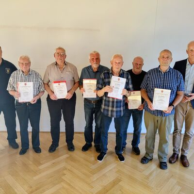 Bild vergr��ern: Thorsten Schneider (l.), Leiter der Feuerwehr Burbach, und B�rgermeister Christoph Ewers (r.) ehrten Karl-Heinz Georg (2.v.l.n.r.), Herbert Haas, Christof Reh, Paul-Edgar Moses, Michael G�nter Kreutz und Berthold Georg. Im Bild fehlt Walter Schmidt.
