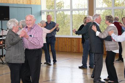 Bild vergr��ern: Flotte Sohlen wurden jetzt beim Tanznachmittag in Holzhausen auf das Parkett gelegt.
