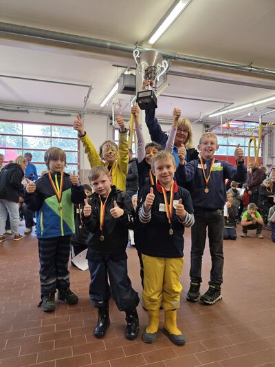 Bild vergr��ern: So sehen Sieger aus! - Das Siegerteam der �L�schdinos� aus Burbach.