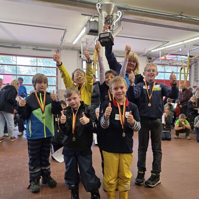 Bild vergr��ern: So sehen Sieger aus! - Das Siegerteam der �L�schdinos� aus Burbach.