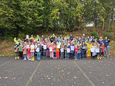 Bild vergr��ern: Gemeinsames Abschlussfoto mit allen Kindern sowie Betreuerinnen und Betreuern.