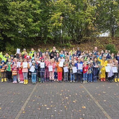 Bild vergr��ern: Gemeinsames Abschlussfoto mit allen Kindern sowie Betreuerinnen und Betreuern.