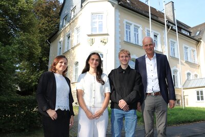 Bild vergr��ern: Ausbildungsleiterin Ekaterina Nagornik (l.) und B�rgermeister Christoph Ewers (r.) freuen sich mit Ajla Muric und Dominik Kretzer �ber den erfolgreichen Ausbildungsabschluss.