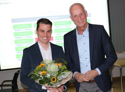 Bild vergr��ern: Christoph Ewers (r.) gratuliert seinem Nachfolger Jonas Becker.