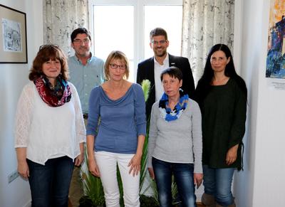 Bild vergr��ern: Eine Steuerungsgruppe hat sich jetzt gebildet, um den Zertifizierungsweg der Gemeinde Burbach zur �FairTrade-Town� zu koordinieren: Elisabeth Fley, Anja Ginsberg, Ute Kring-Fey und Sprecherin Katrin Ginsberg (v. R. v. l.), Rolf Winkel und Johannes Werthenbach (h. R. v. l.)