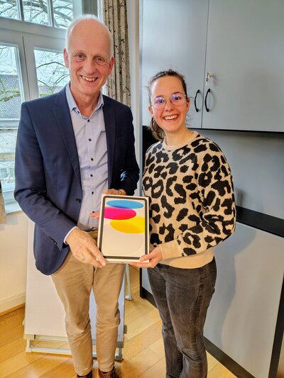 Bild vergr��ern: B�rgermeister Christoph Ewers �berreicht Lilly Heidrich ihr neues iPad.