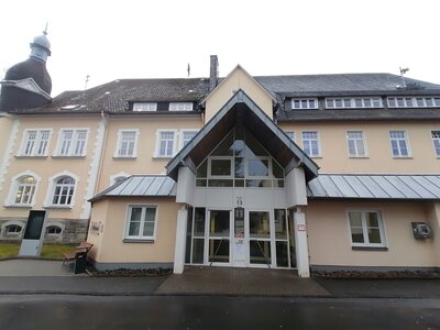 Bild vergr��ern: Haupteingang Rathaus und B�rgerb�ro