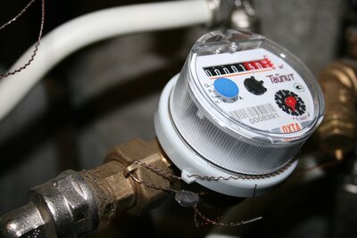 Bild vergr��ern: Dieses Jahr k�nnen die Burbacherinnen und Burbacher ihre Wasseruhr wieder selbst ablesen und den Z�hlerstand melden.