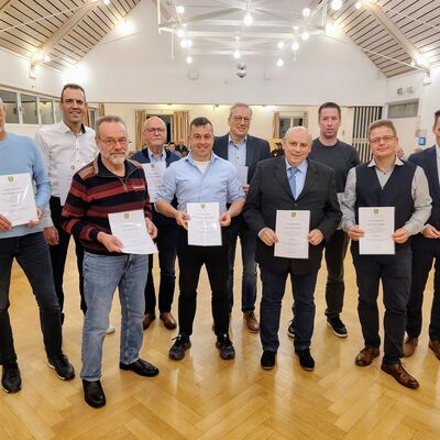 Bild vergr��ern: Die Ortsvorsteher der kommenden f�nf Jahre (v.l.n.r.): Dietmar Simmert (Niederdresselndorf), Steffen Fey (Oberdresselndorf), Klaus Pohler (Burbach), Helmut Willwacher (Holzhausen), Sebastian Schoeppner (Lippe), Jochen Theis (L�tzeln), Matthias Moos (W�rgendorf), Sebastian H�ttemann (Wahlbach) und Maik Zembok (Gilsbach) erhielten von B�rgermeister Jonas Becker ihre Ernennungsurkunden.