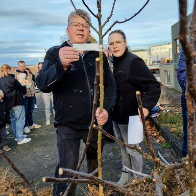 Bild vergr��ern: Die Familien hatten sich im Vorfeld f�r eine Obstsorte entschieden. Am Bauhof wurde nun mit kritischem Blick ein passender Baum ausgesucht.