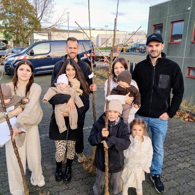 Bild vergr��ern: Insgesamt 55 Familien haben f�r ihre Neugeborenen einen Baum bestellt. Am Bauhof konnten nun die Obstb�ume f�r die eigenen G�rten abgeholt werden.