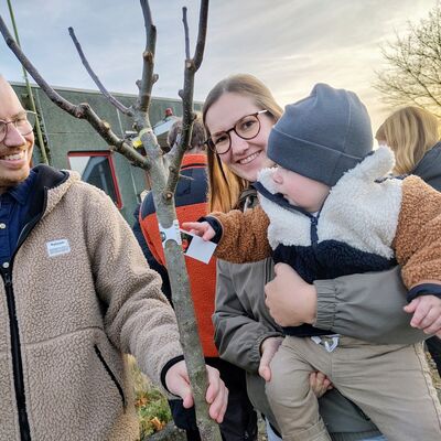 Bild vergr��ern: Mit dem Willkommensbaum macht die Gemeinde den jungen Familien ganz offensichtlich eine Freude.