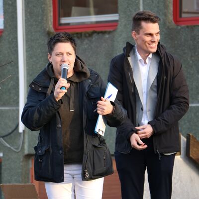 Bild vergr��ern: Andrea Usung vom Familienb�ro begr��te die Familien und �bergab dann an Jonas Becker, f�r den es der erste Termin als B�rgermeister war.
