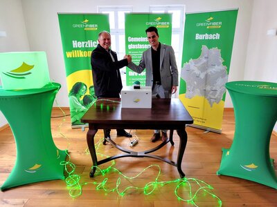 Bild vergr��ern: Burbachs B�rgermeister Jonas Becker (r.) und Greenfiber-Gesch�ftsf�hrer Uwe Krabbe freuen sich �ber die erfolgreiche Aktivierung der ersten Anschl�sse.
