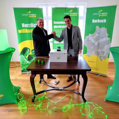 Bild vergr��ern: Burbachs B�rgermeister Jonas Becker (r.) und Greenfiber-Gesch�ftsf�hrer Uwe Krabbe freuen sich �ber die erfolgreiche Aktivierung der ersten Anschl�sse.