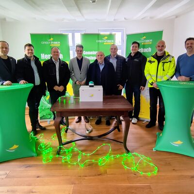 Bild vergr��ern: Vertreter der Gemeinde Burbach und die Gesch�ftsf�hrung von Greenfiber sowie Projektmitarbeitende feierten in der Alten Vogtei mit dem 