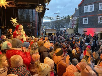 Bild vergr��ern: Der Nikolaus kommt am Sonntag nach Burbach.