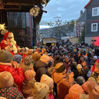 Bild vergr��ern: Der Nikolaus kommt am Sonntag nach Burbach.