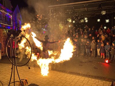 Bild vergr��ern: Zum Abschluss erwartet die G�ste des Weihnachtsmarktes eine spektakul�re Licht- und Feuershow.