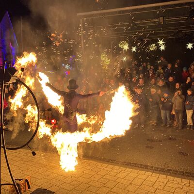 Bild vergr��ern: Zum Abschluss erwartet die G�ste des Weihnachtsmarktes eine spektakul�re Licht- und Feuershow.