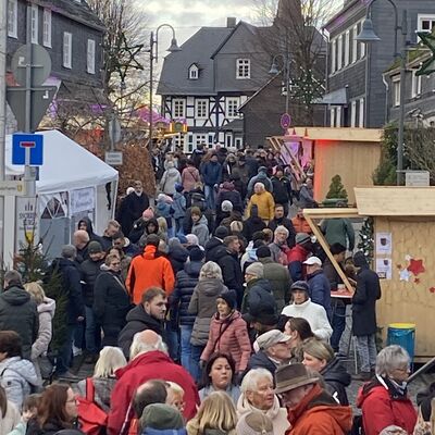 Bild vergr��ern: (Vor-) weihnachtliches Treiben zwischen R�mer und Vogtei.