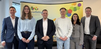 Bild vergr��ern: Landrat Andreas M�ller, Carina Born, Lukas Wei�elberg, Christoph Buck, Dr. Vanessa Scherer (Amtsleiterin Gesundheitsamt), Thiemo Rosenthal (v.l.n.r., Dezernent Gesundheit, Sicherheit und Bev�lkerungsschutz)