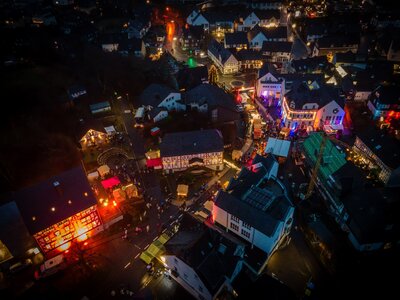 Bild vergr��ern: Der Burbacher Weihnachtsmarkt von oben.