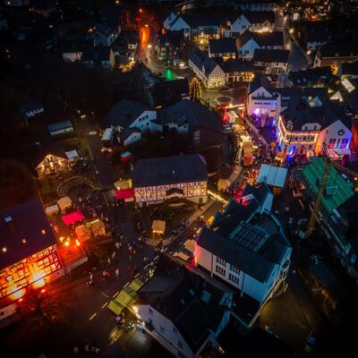 Bild vergr��ern: Der Burbacher Weihnachtsmarkt von oben.