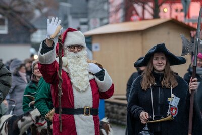 Bild vergr��ern: Der Nikolaus kam in Begleitung der ersten Burbacher Nachtw�chterin Michelle Hinkebecker.