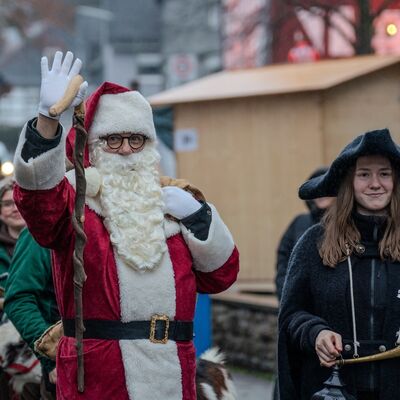 Bild vergr��ern: Der Nikolaus kam in Begleitung der ersten Burbacher Nachtw�chterin Michelle Hinkebecker.