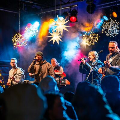 Bild vergr��ern: Coverband EVE lie� beim Open-Air-Konzert das Publikum tanzen.
