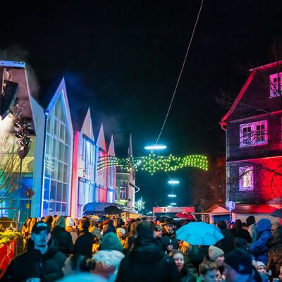 Bild vergr��ern: Trotz des bescheidenen Wetters war der 31. Burbacher Weihnachtsmarkt gut besucht.
