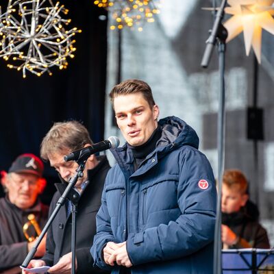 Bild vergr��ern: B�rgermeister Jonas Becker er�ffnete den Weihnachtsmarkt.