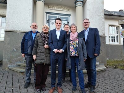 Bild vergr��ern: Sie freuen sich, dass f�r die Kirchenimmobilien in der Burbacher Ortsmitte eine gute L�sung gefunden wurde (v.l.n.r.): Baukirchmeister Christoph Klein, Finanzkirchmeisterin Jutta Horwath, B�rgermeister Jonas Becker, Pastor Martin Ditthardt, Dorothee Klein, stellv. Vorsitzende des Presbyteriums, und Pastor Jochen Wahl, Vorsitzender des Presbyteriums.