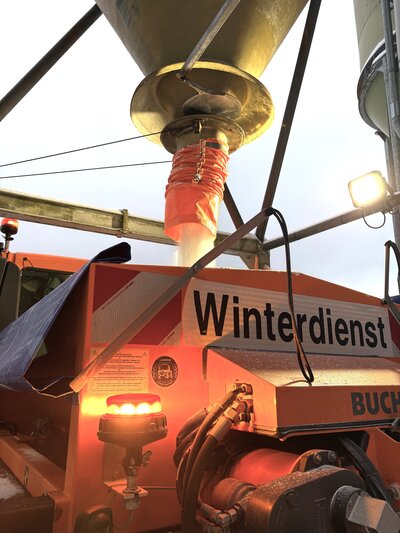 Bild vergr��ern: Die R�umfahrzeuge werden �ber Silos direkt mit Salz beladen.