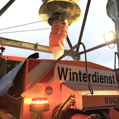 Bild vergr��ern: Die R�umfahrzeuge werden �ber Silos direkt mit Salz beladen.