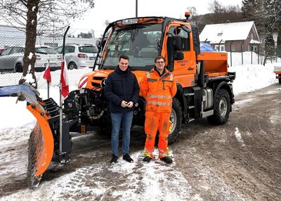 Bild vergr��ern: B�rgermeister Jonas Becker (l.) fuhr im R�umfahrzeug mit Samuel Naumann durch Burbach und �berzeugte sich davon, dass der Winterdienst einen guten Job macht.