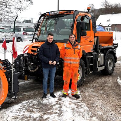 Bild vergr��ern: B�rgermeister Jonas Becker (l.) fuhr im R�umfahrzeug mit Samuel Naumann durch Burbach und �berzeugte sich davon, dass der Winterdienst einen guten Job macht.