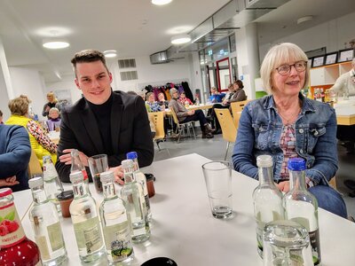 Bild vergr��ern: B�rgermeister Jonas Becker und Seniorenbeauftragte Birgit Meier-Braun begr��ten die Ehrenamtlichen in der Mensa der GMS.