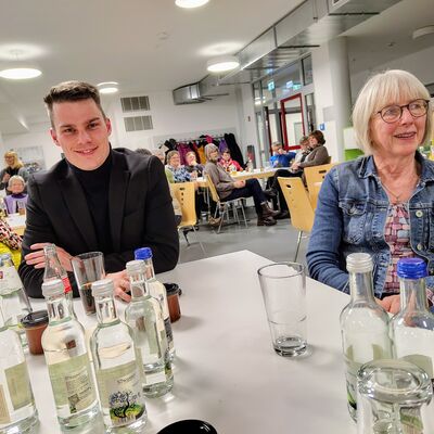 Bild vergr��ern: B�rgermeister Jonas Becker und Seniorenbeauftragte Birgit Meier-Braun begr��ten die Ehrenamtlichen in der Mensa der GMS.