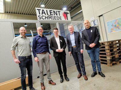 Bild vergr��ern: Christian Scholl (Leiter Betriebsplanung), Gunther Grindel (Technischer Gesch�ftsf�hrer), B�rgermeister Jonas Becker, Gesch�ftsf�hrer Arnold Vetter und Wirtschaftf�rderer Christian Feigs (v.l.n.r.) schauten auch in der Vetter-Talentschmiede vorbei.