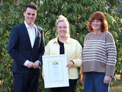 Bild vergr��ern: B�rgermeister Jonas Becker freut sich mit den Mitgliedern der Steuerungsgruppe Vivien J�ppche und Elisabeth Fley (v.l.) �ber die Rezertifizierung Burbachs als Fairtrade-Gemeinde.
