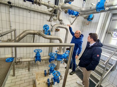Bild vergr��ern: Andreas Reitz (l.), technischer Leiter der Gemeindewerke, erkl�rt B�rgermeister Jonas Becker die Technik in einem der gemeindlichen Hochbeh�lter. Foto: Gmeinde Burbach
