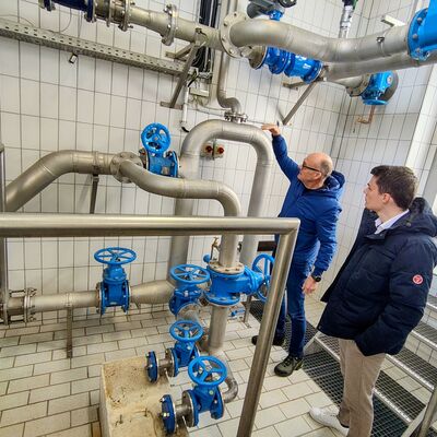 Bild vergr��ern: Andreas Reitz (l.), technischer Leiter der Gemeindewerke, erkl�rt B�rgermeister Jonas Becker die Technik in einem der gemeindlichen Hochbeh�lter. Foto: Gmeinde Burbach