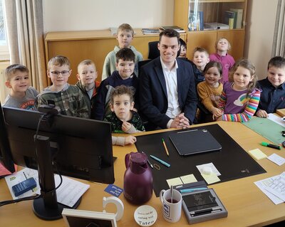 Bild vergr��ern: Wuseliges Dutzend zu Gast im Rathaus