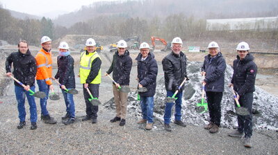 Bild vergr��ern: Spatenstich mit Hagelschauern (v.l.): Dr. Sebastian Schmidt (RP Gie�en), Marius Reuscher (Reuscher Tiefbau), Daniela Hildebrand (RP), Thomas Heinbach (Bauamt Stadt Haiger), B�rgermeister Jonas Becker (Burbach), B�rgermeister Mario Schramm, Stadtverordnetenvorsteher Bernd Seibel, Dr. Weimin Shen (IB Kocks Consult), Johannes Mogendorf (Fa. Mogendorf-Schmitz).